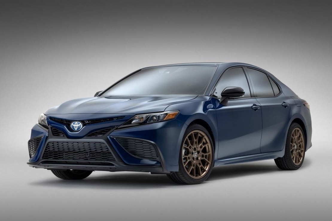 丰田2023款凯美瑞暗夜版官图，外观有所调整，提供3种动力可选