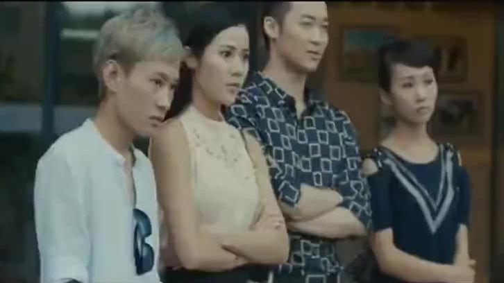 男子带美女坐跑车兜两圈，美女上车后兜了两圈被赶下