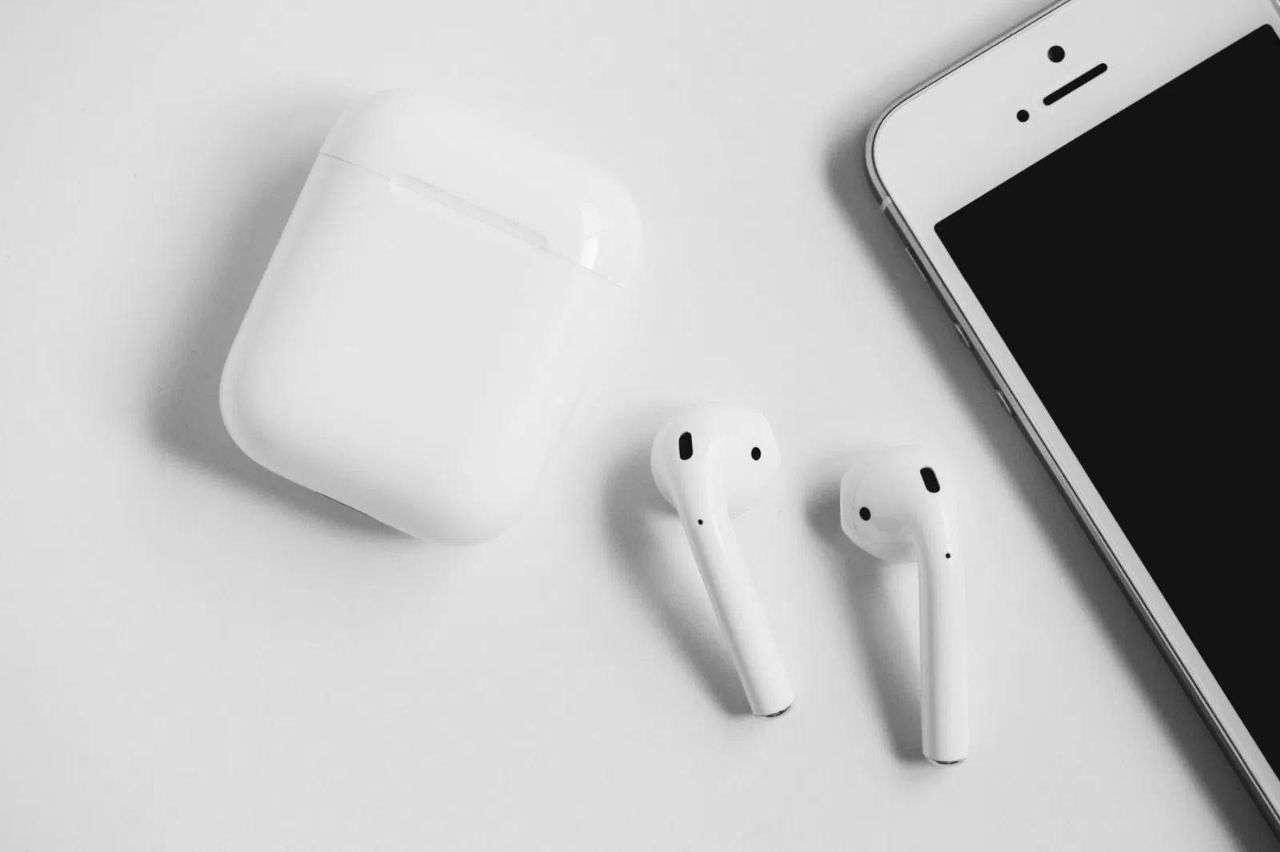 苹果AirPods无线耳机卖不出去了?产量削减30%?休闲区蓝鸢梦想 - Www.slyday.coM 苹果AirPods无线耳机卖不出去了?产量削减30%?休闲区蓝鸢梦想 - Www.slyday.coM