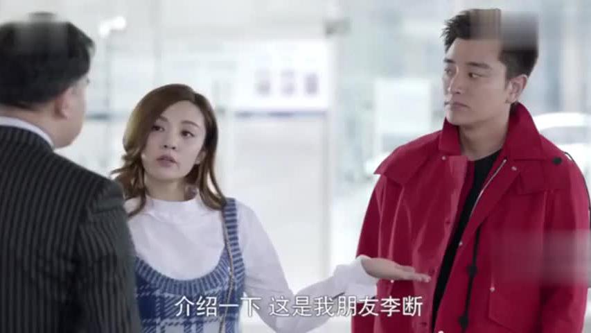 没想到美女竟是隐形土豪，4S店老板的女儿男子却察觉到不对劲