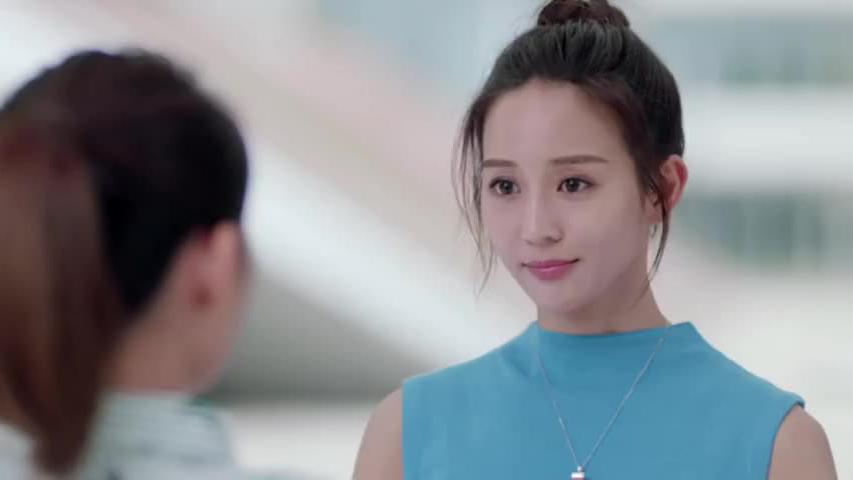 女助理暗中窥探总裁，看见豪车立马躲避，殊不知被总裁一眼望见