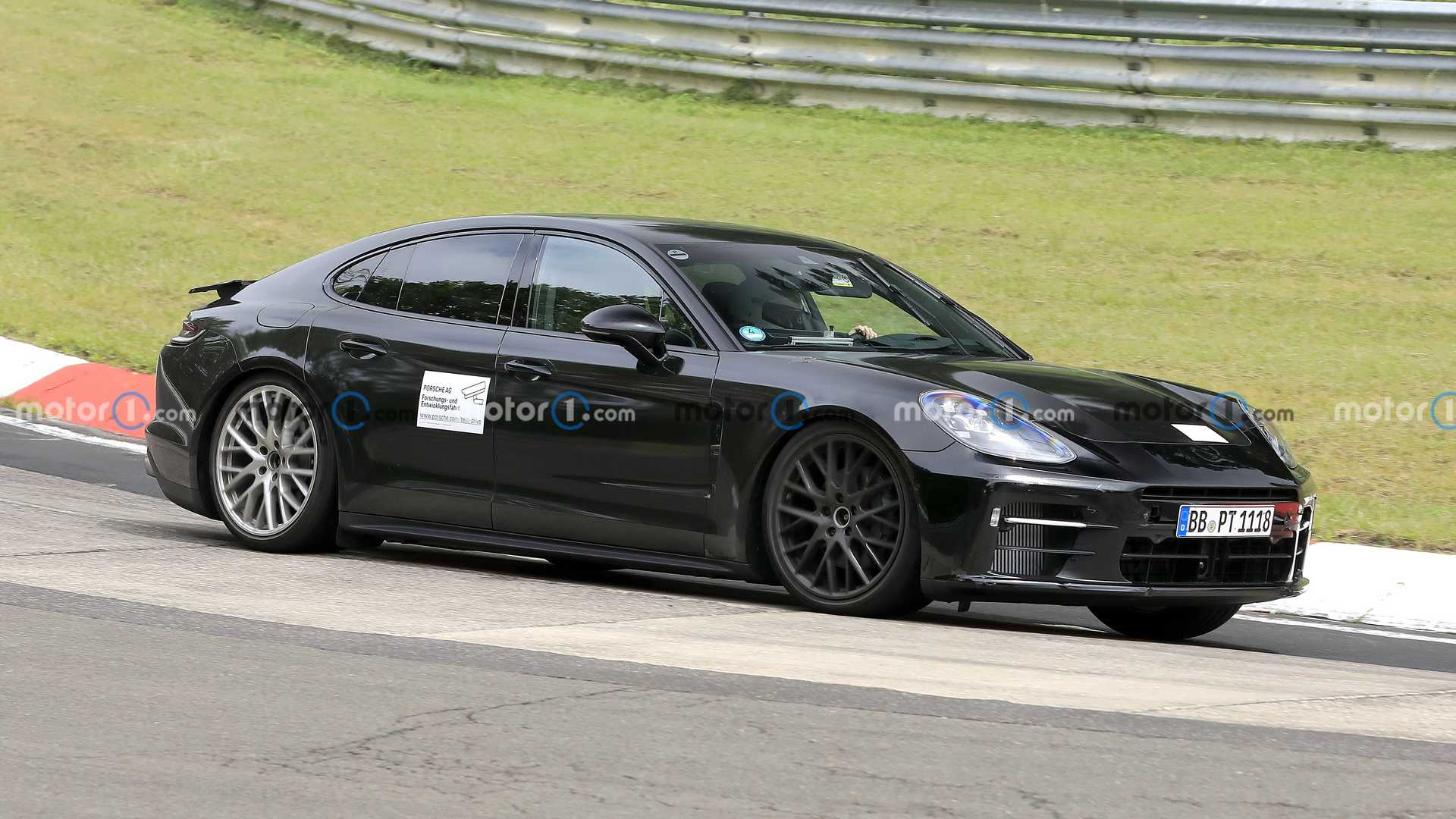 神秘的保时捷 Panamera 再次出现于纽伯格林-视频版