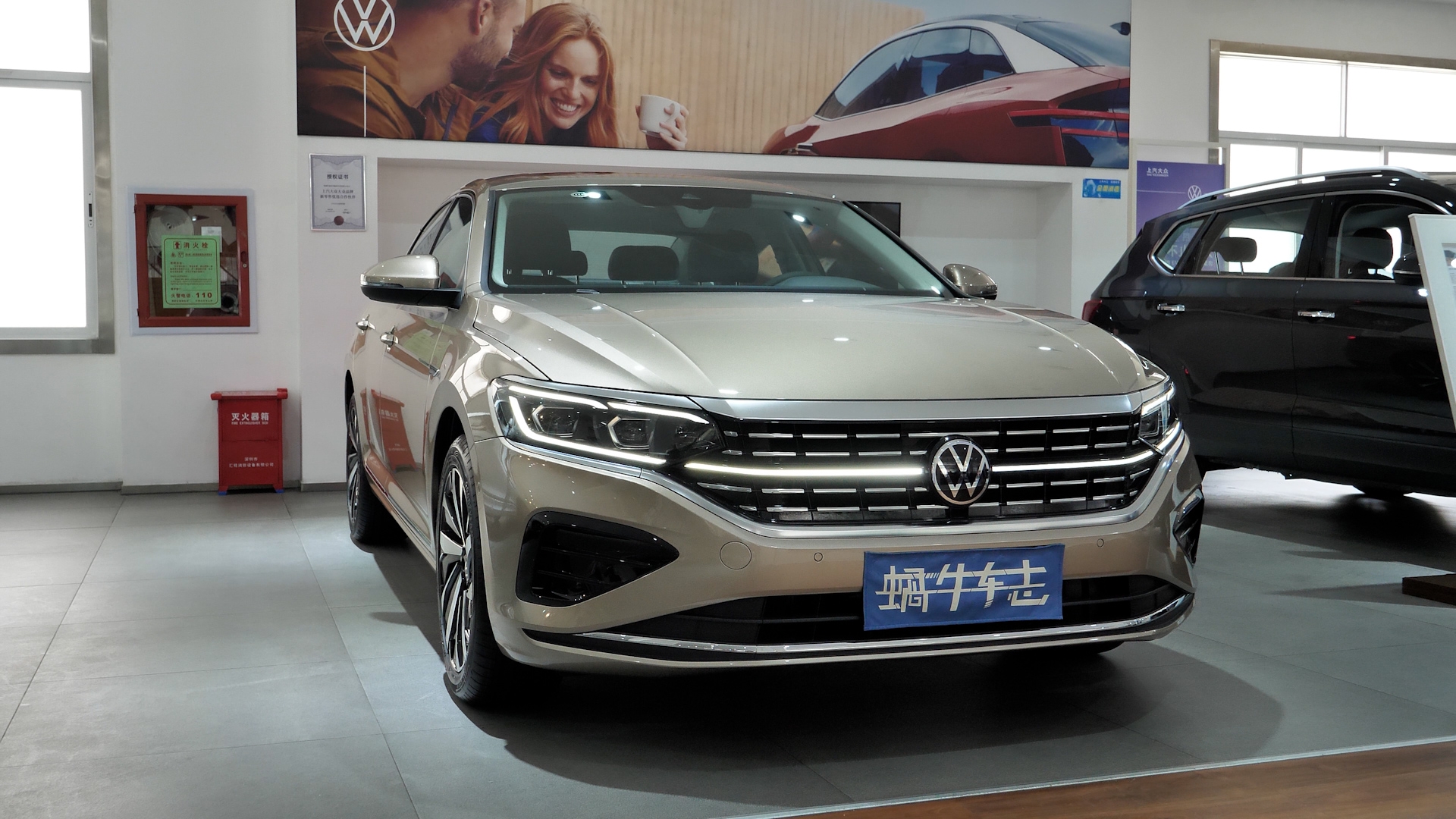 新款大众帕萨特来了！双前脸+贯穿尾灯，能重回中型车“标杆”？