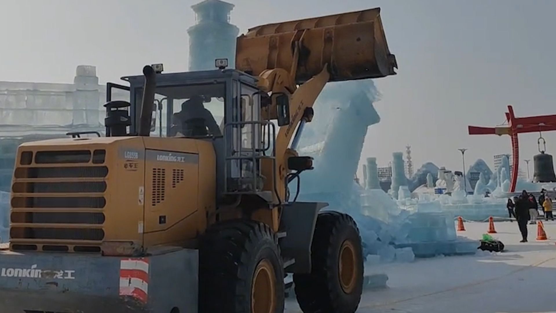 冰雪大世界拆除部分冰雕