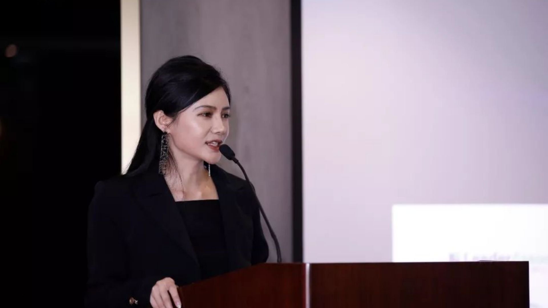 93年女孩成400亿光伏掌门