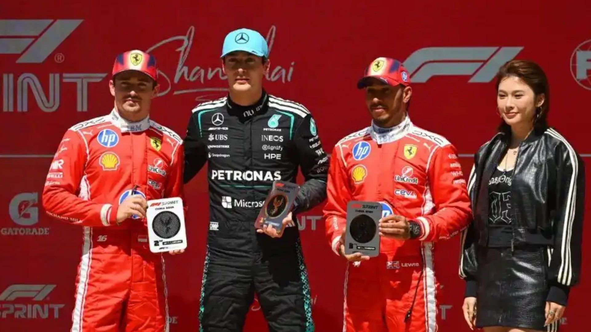 吴艳妮跨界担任F1中国大奖赛冲刺赛颁奖嘉宾：祝贺拉塞尔夺冠