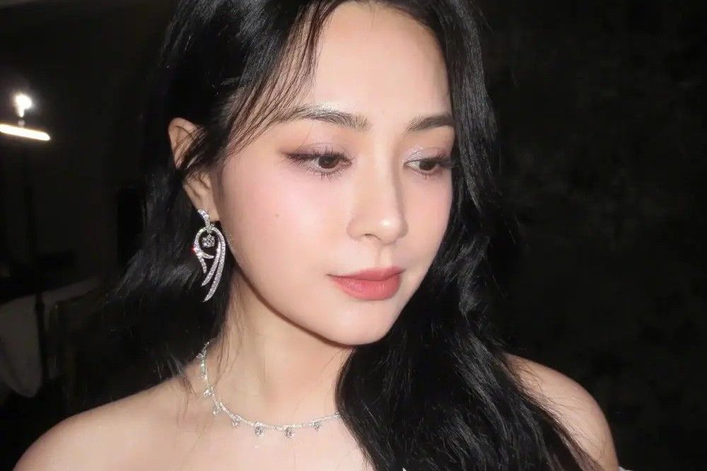 钟欣潼分享北影节花絮美照，穿白色露肩长裙温柔优雅