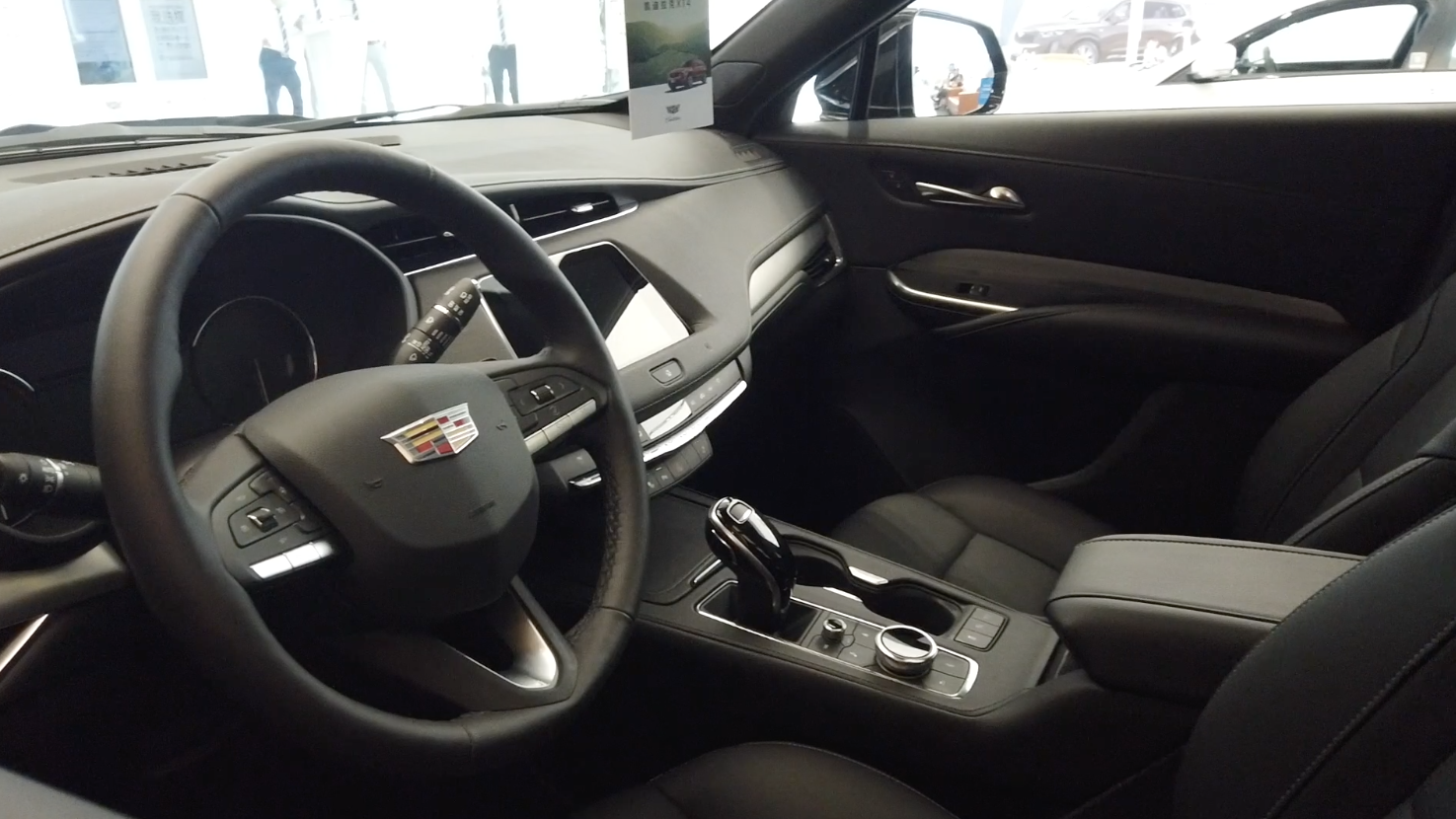 探店实拍凯迪拉克XT4（前排）