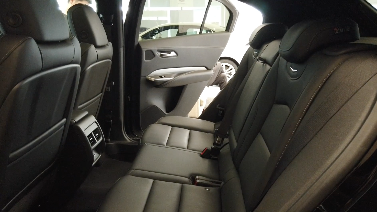 探店实拍凯迪拉克XT4（后排）