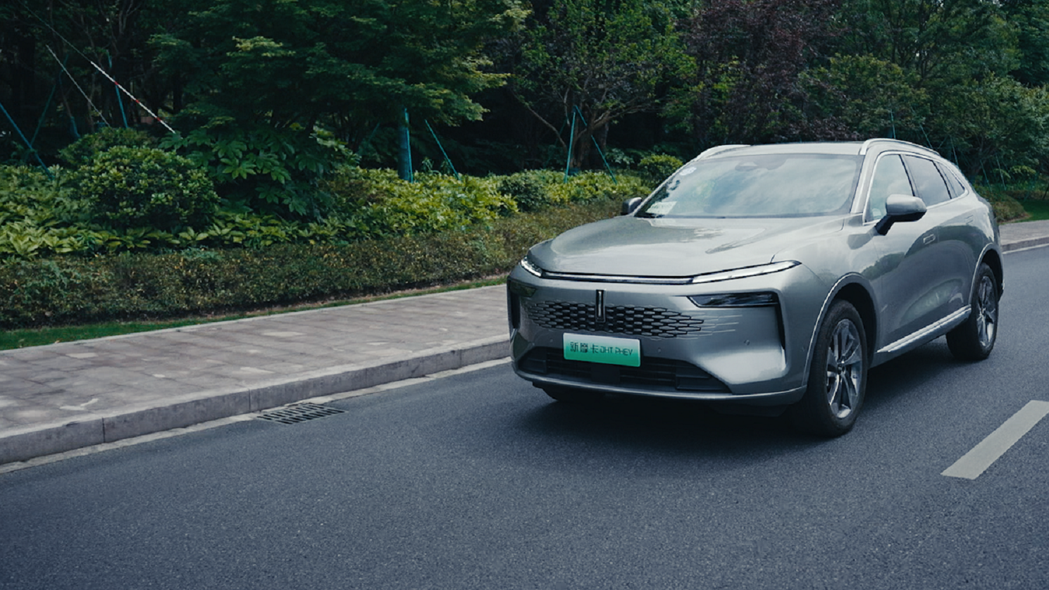 主打豪华旗舰的新摩卡DHT不仅续航远，而且底盘路感也很清晰