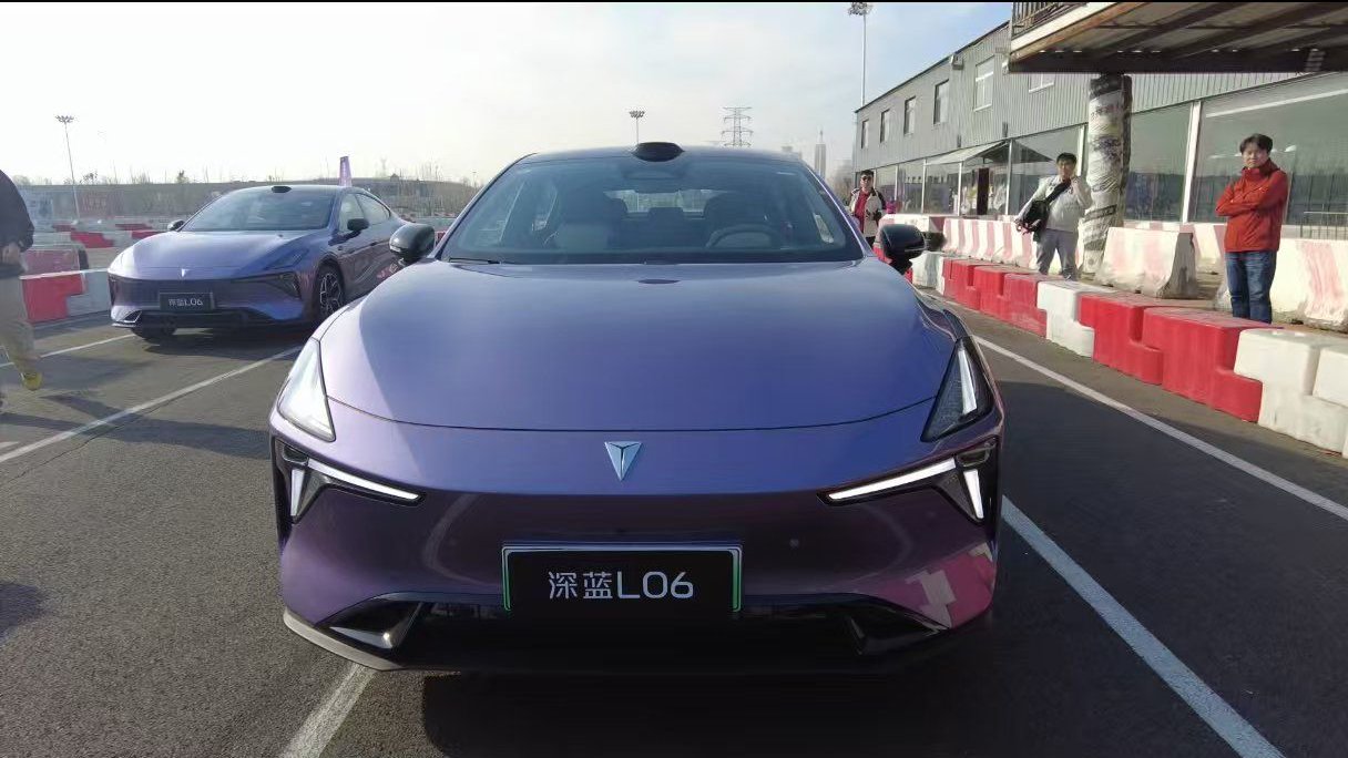 亲测深蓝L06，读懂“法拉蓝”磁流变的“稳”与智能座舱的“顺”