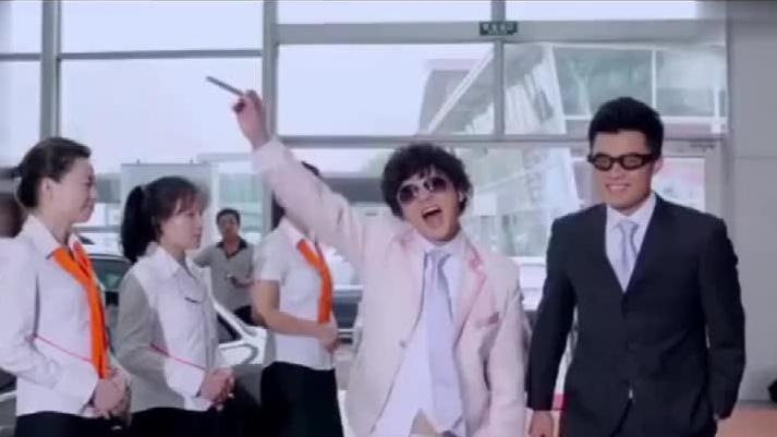 男子拿三百万现金去买车，车模排队迎接他们