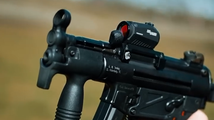 一款冲锋枪，外形娇小却威力惊人，射速极快后坐力很低，HK MP5