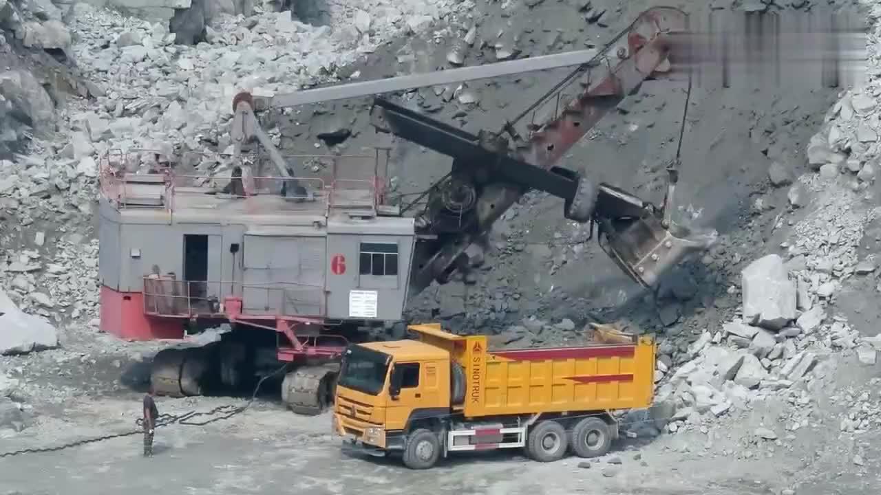 挖掘机登上直升机为贫困村修路