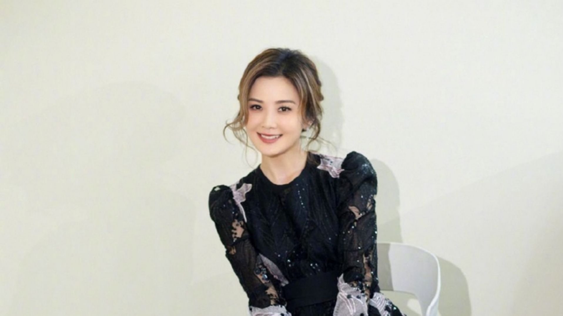 42岁女星阿Sa称保养诀窍是看霸总言情小说：还会付费看