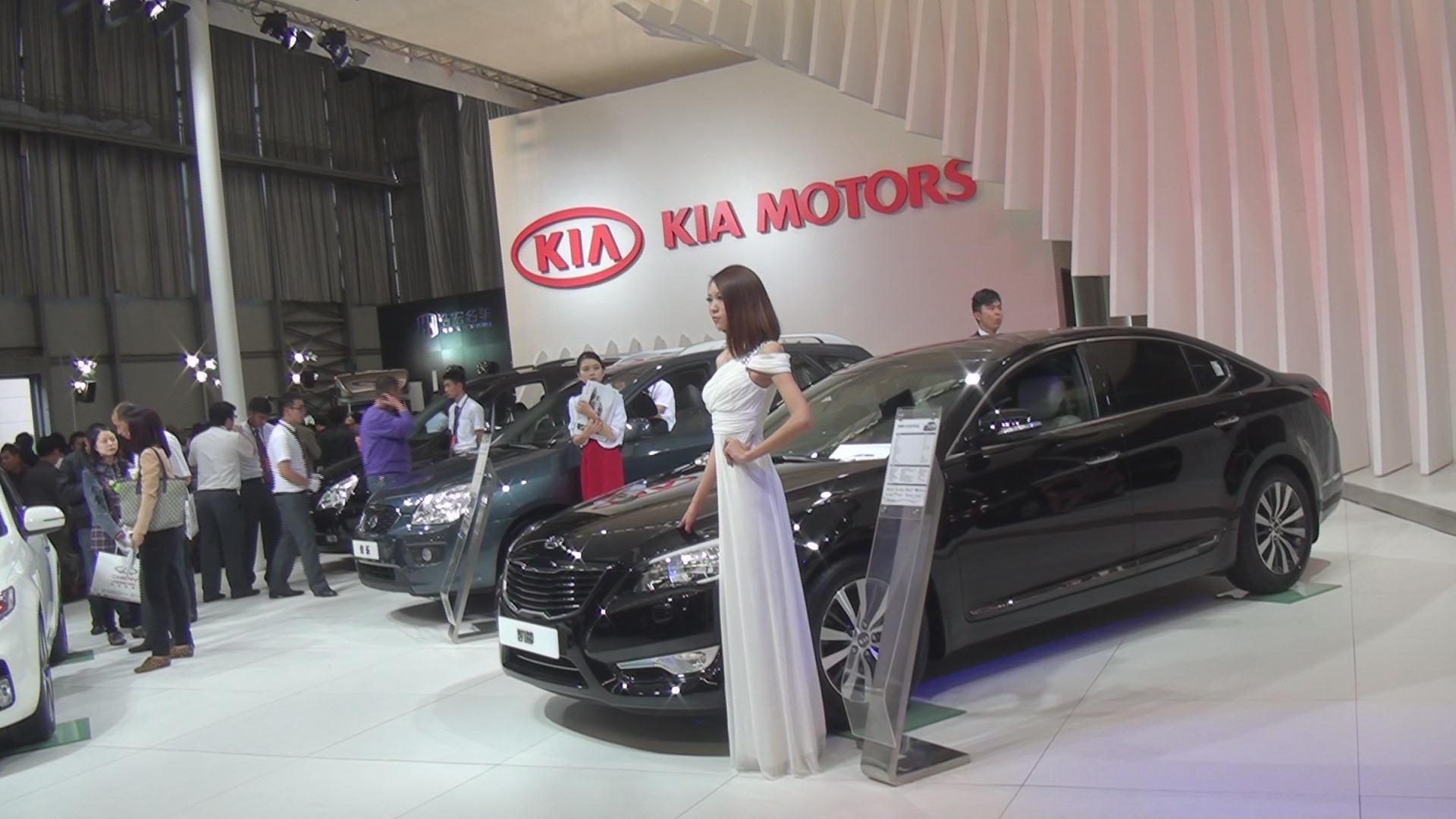 起亚美女车模，白色长裙显身材！