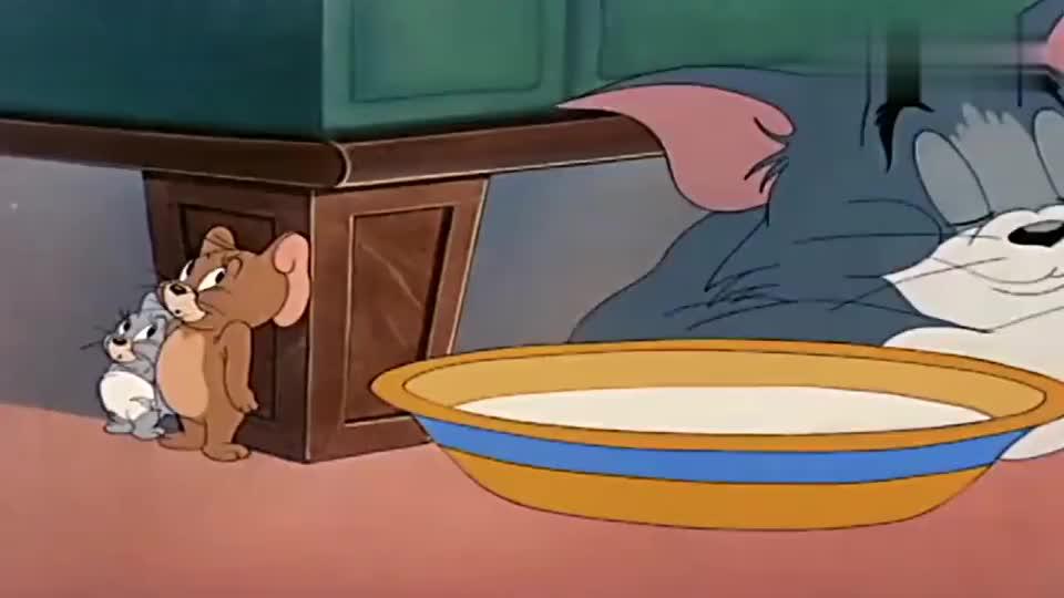 猫和老鼠:柜子里没有食物,杰瑞只好拉着小老鼠,去偷汤姆的奶喝
