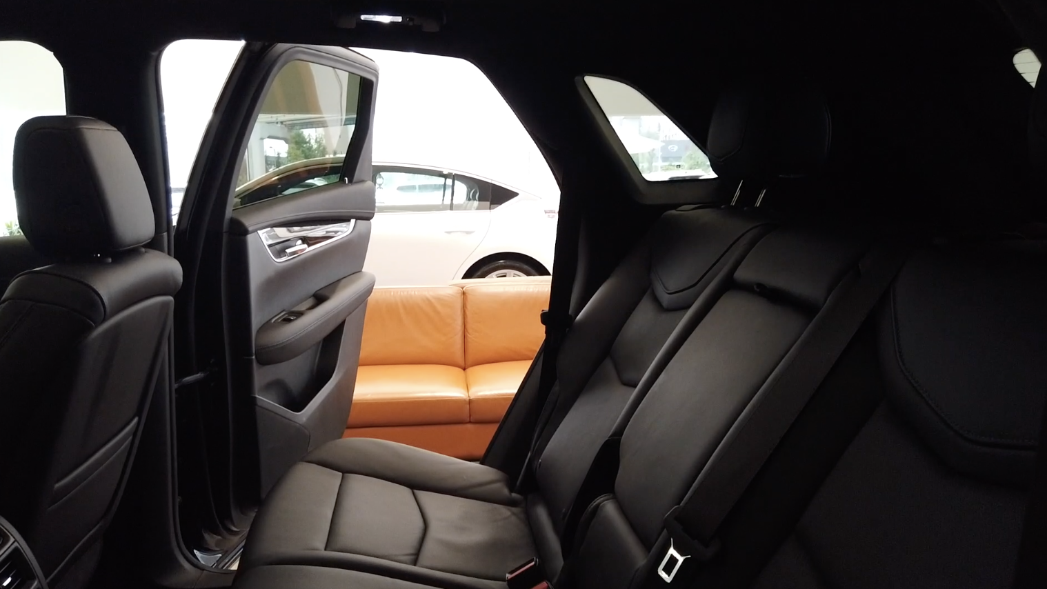 探店实拍凯迪拉克XT5（后排）