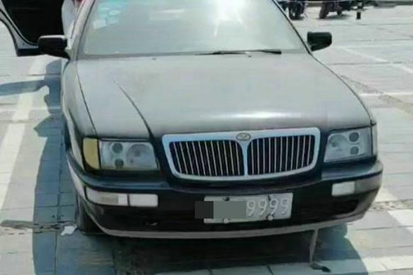 河南某广场停一排僵尸车，全是黑牌照，车牌清一色豹子号