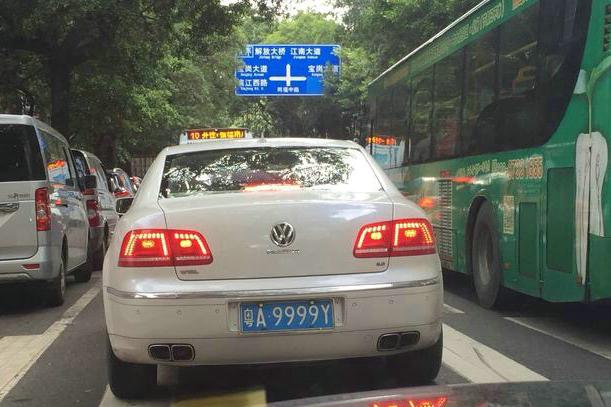 偶遇广东隐形富豪，W12辉腾挂9999，300多万的车曾被当成桑塔纳