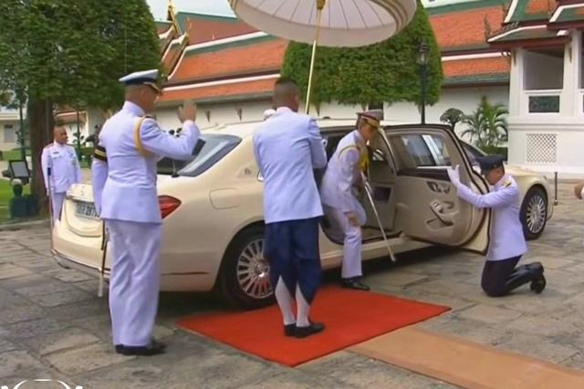 泰国国王的座驾，价值2000多万泰铢，国王下车侍卫跪地开门