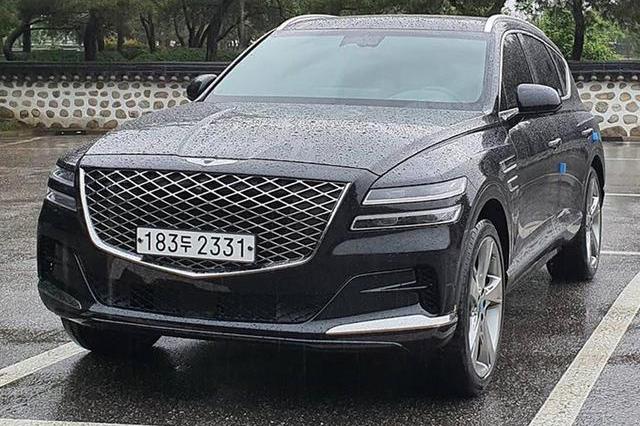 捷尼赛思GV80实拍，配备了双辐式多功能方向盘