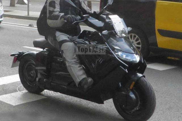 皮带传动全彩仪表 宝马CE04概念车开始路试 无限接近量产