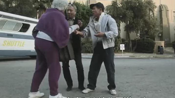 小偷开车抢东西，不料小伙是个硬茬，愣是用腿跑赢了汽车