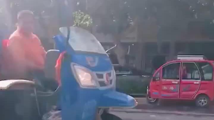 哥几个有车后座不好坐吗？一定要学大哥大那样摆酷吗？