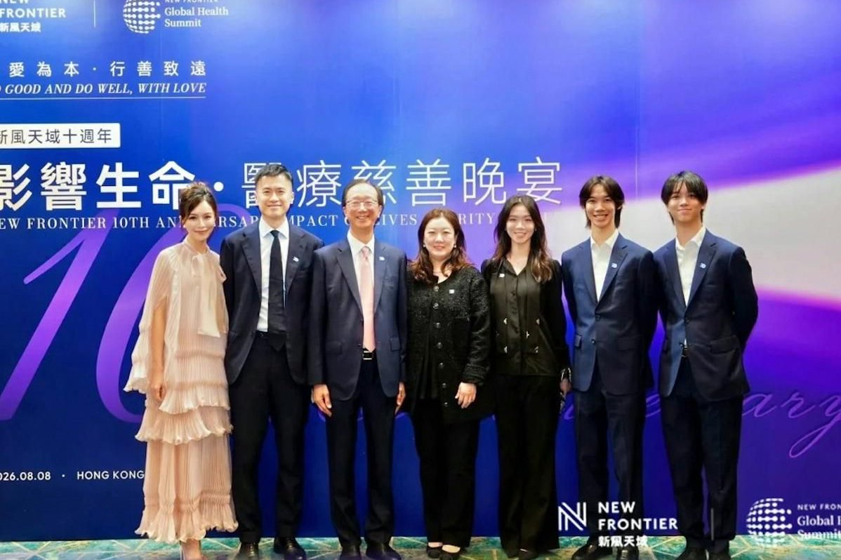 文咏珊陪丈夫出席晚宴，同框伏明霞全家，合照低调站边上不抢风头