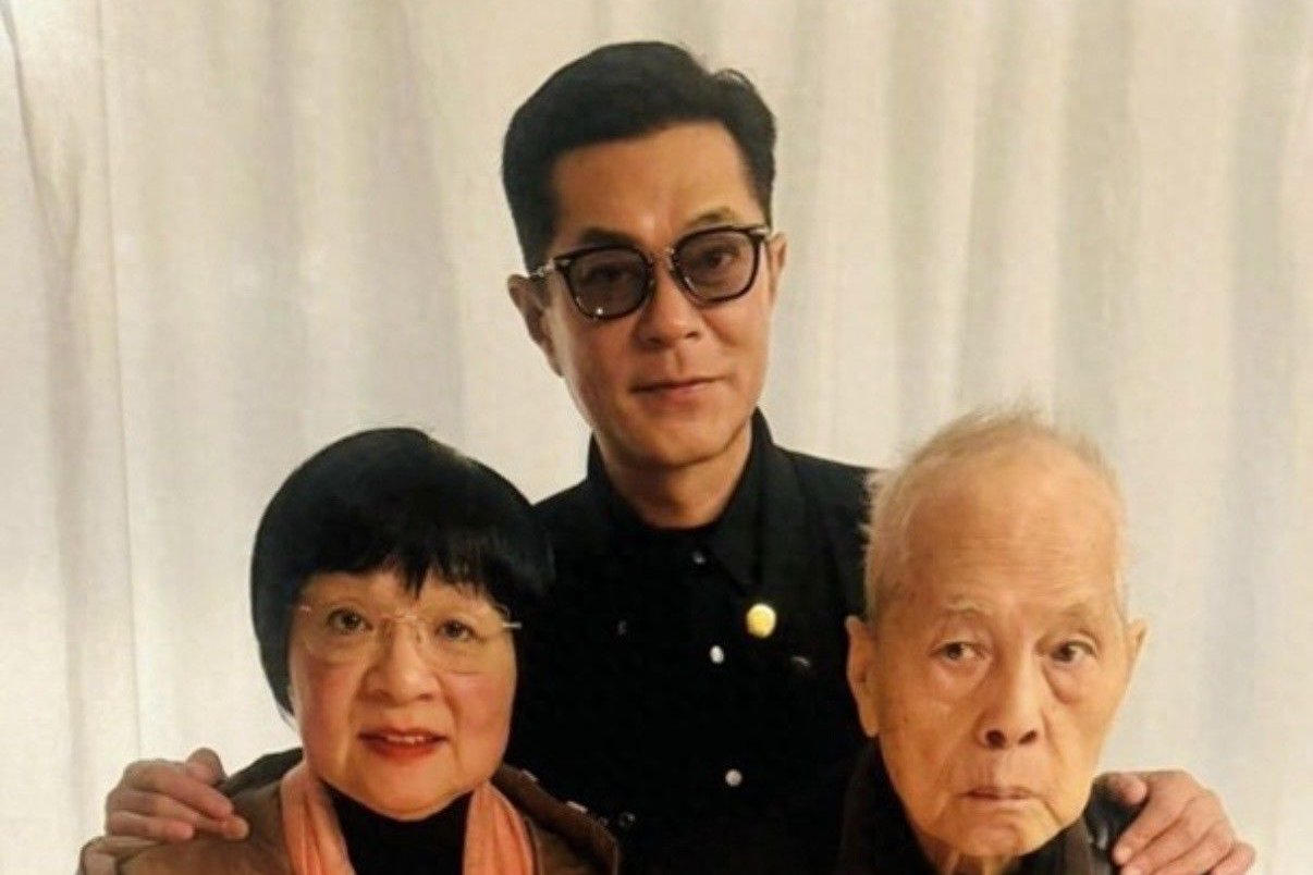 古天乐为妈妈庆生晒合照，逾90岁古爸爸罕露脸，古天乐长得像妈妈