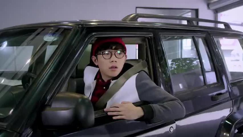 美女带小伙去车行，没想几下就报销了所有车险，小伙当场看呆