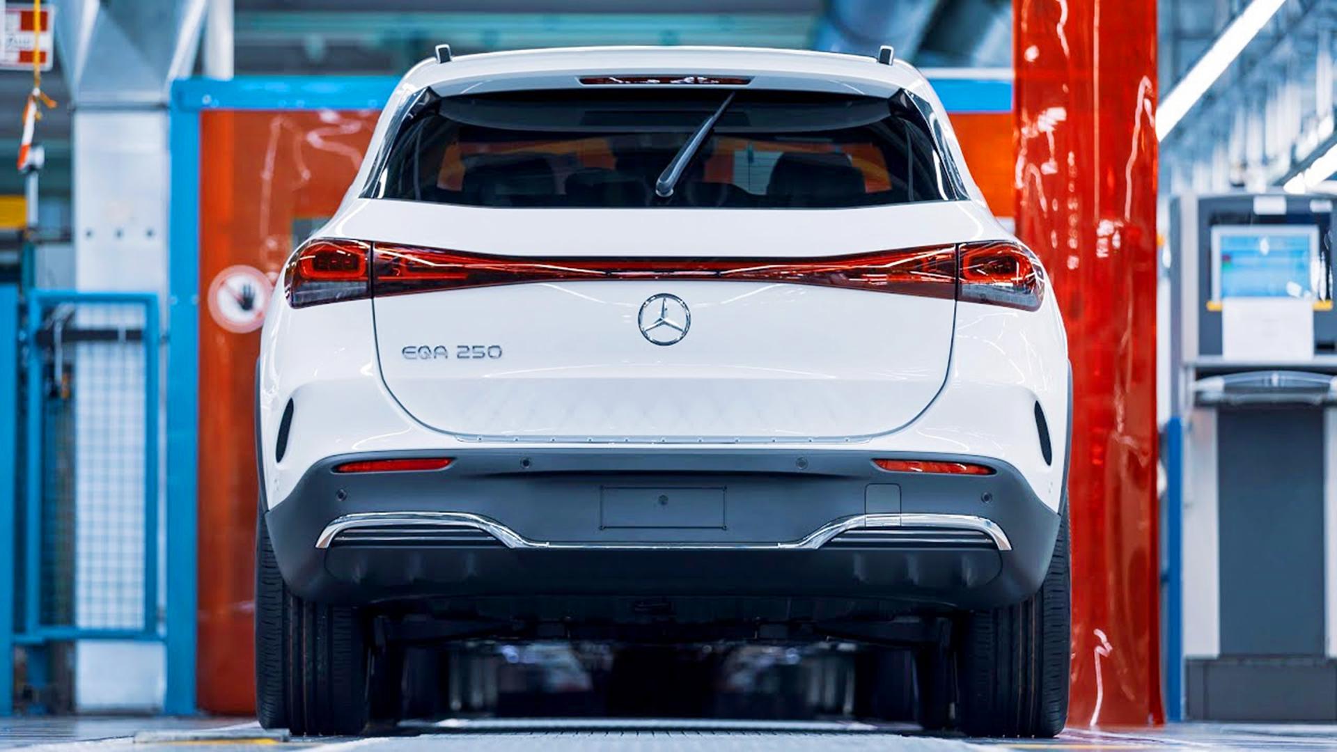 高清实拍奔驰EQA纯电SUV制造过程，这场面可不多见，太先进了