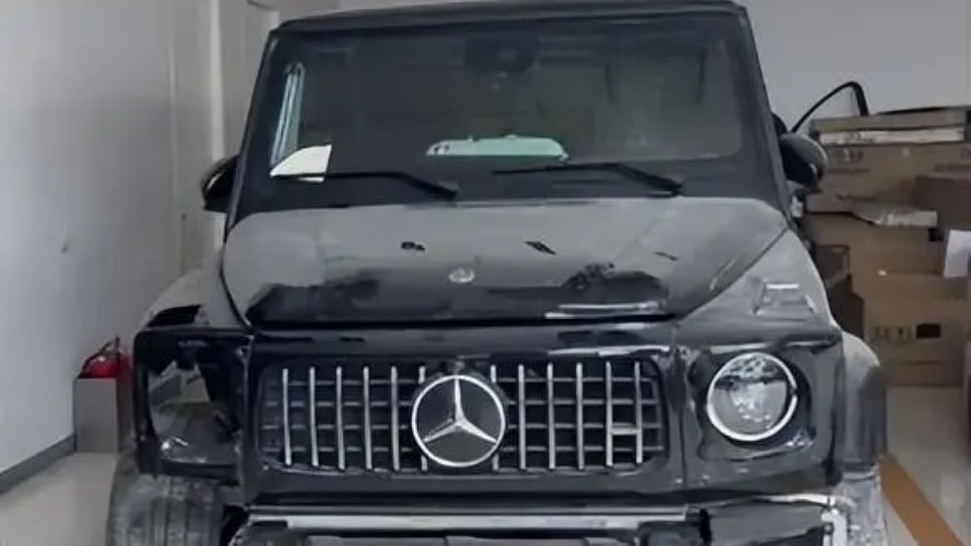 男子开9年老友豪车，连撞4车，新娘：开100码都追不上他