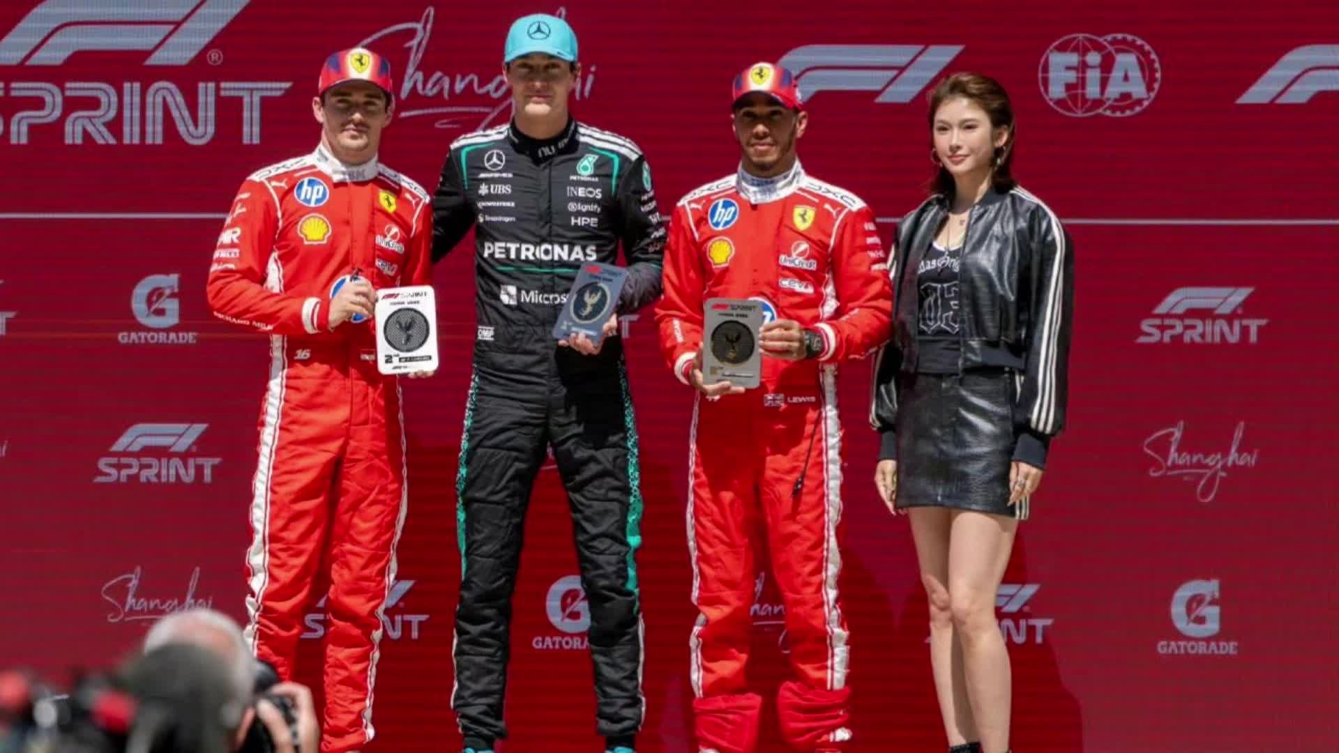太过分！吴艳妮为中国赛选手颁奖，F1官媒晒合影把吴艳妮截掉了