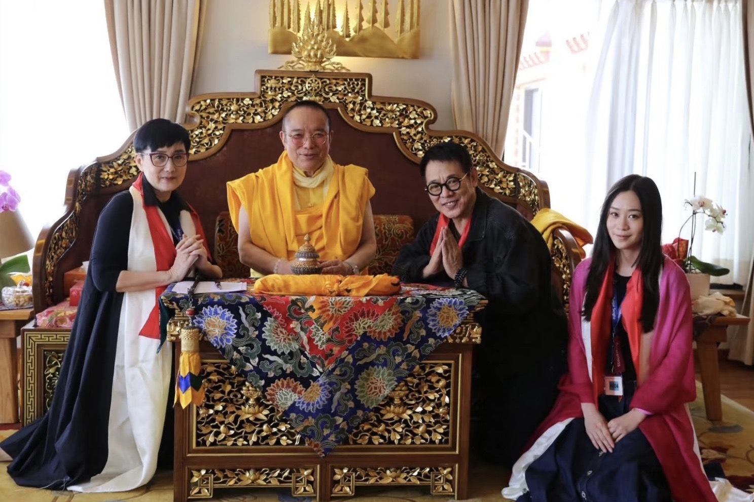 64岁利智现身尼泊尔近照曝光，素颜出镜气质平和温润，小女儿也在