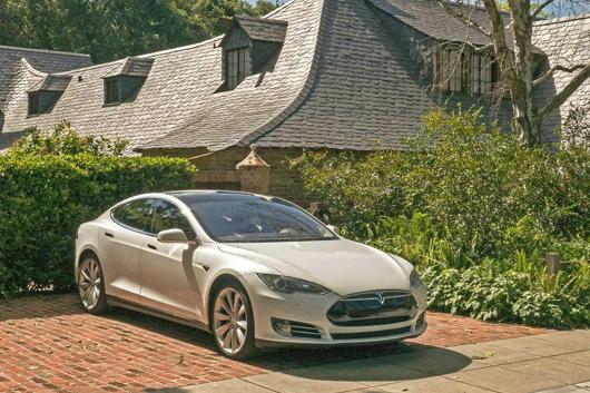 乔布斯的遗孀，身家1400亿，家门口的4缸车有点低调了