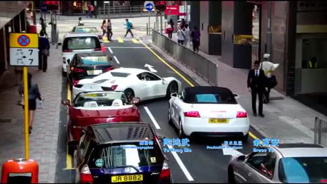 美女开法拉利不会侧方位停车小伙轻松搞定，谁知美女竟看上了他