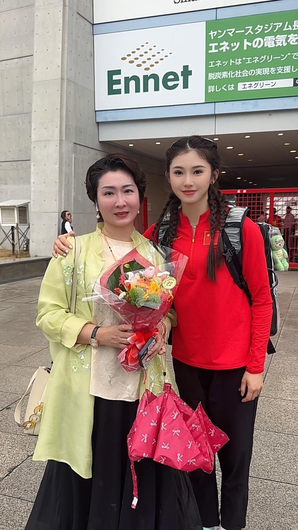 一脸自豪！吴艳妮妈妈：我女儿带火了100米栏，现在成为了偶像