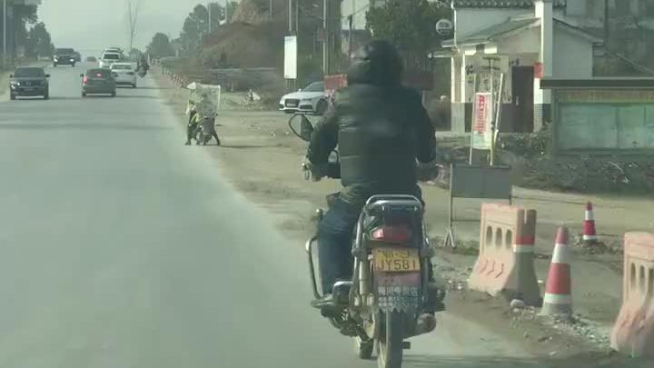你看过边骑摩托边摇头的司机吗？好玩的网友就是大家的欢乐