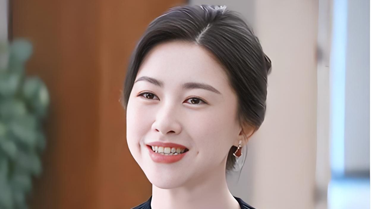 41岁朱珠回婆家过年，带女儿给100岁奶奶拜年，老公罕见出镜