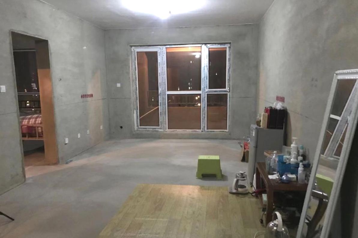 为了省钱,直接入住毛坯房,虽然简陋却也轻松自在,你能接受吗?|窗户|装修|地板|客厅|收纳_新浪新闻