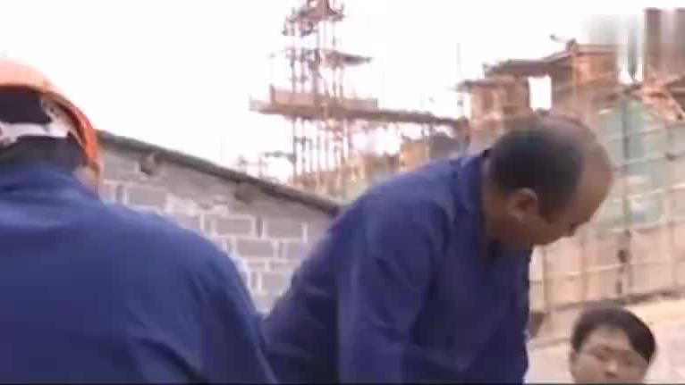 儿子在工地人被打了，总裁母亲得知后，出动卡车带着打手霸气出场