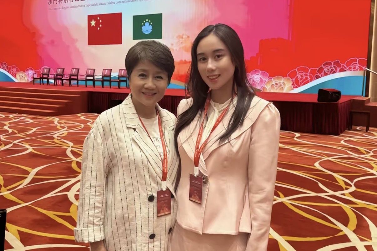 香港名流出席国庆活动，霍启刚穿中山装好庄重，梁安琪母女看升旗