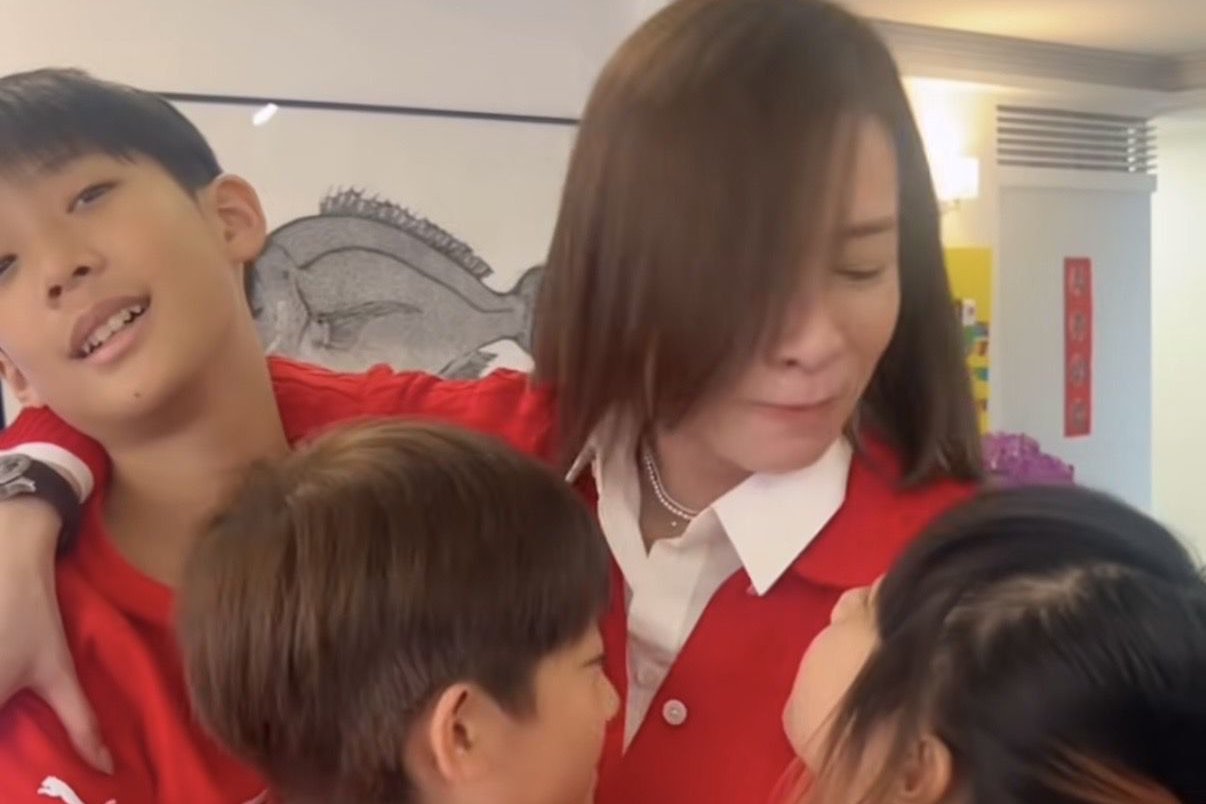 佘诗曼过年去闺蜜家拜年，一身大红色喜气洋洋，搂着干儿子乐开怀