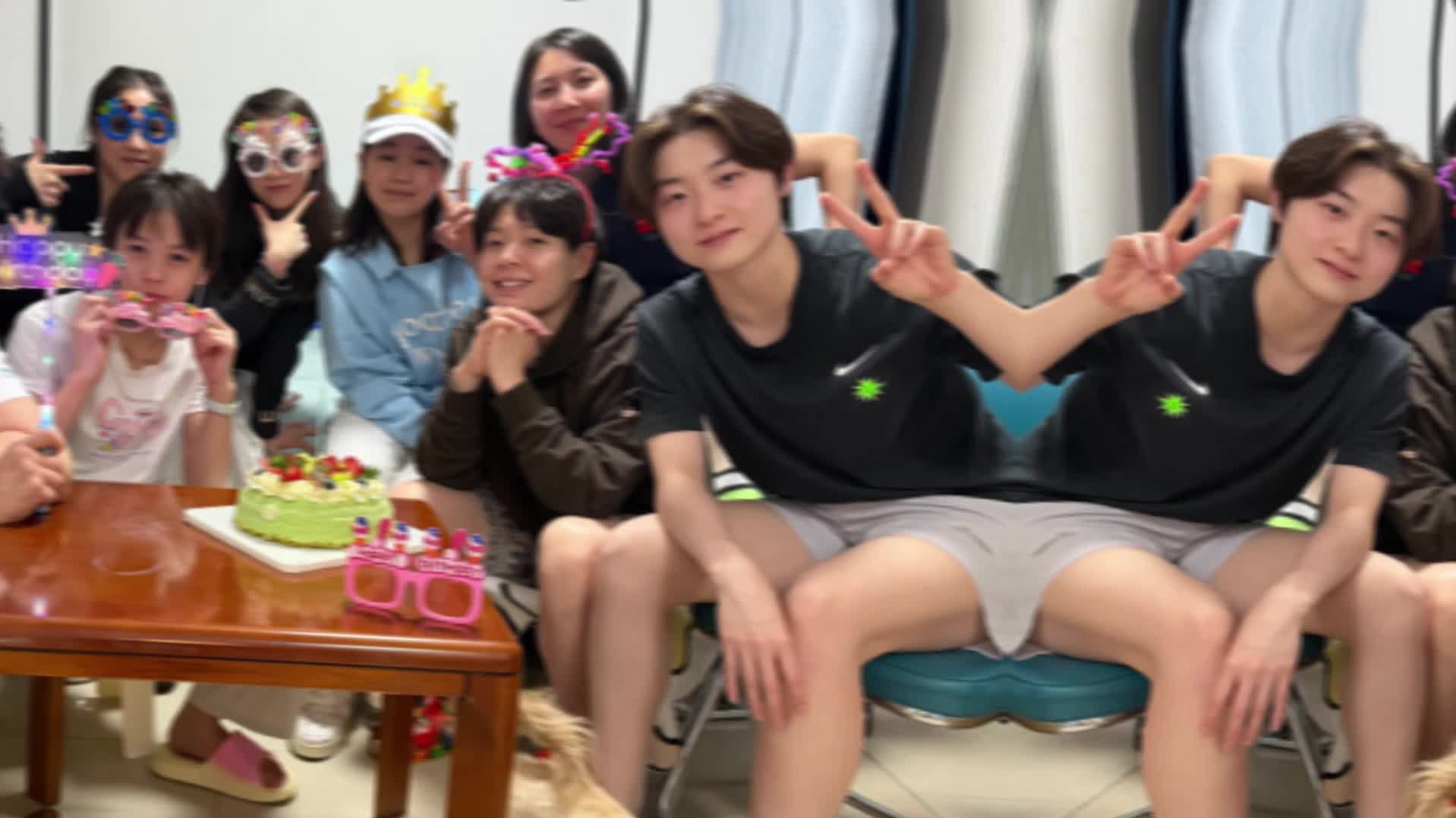 排面！全红婵过19岁生日：陈芋汐领衔跳水队唱歌，杨倩出席