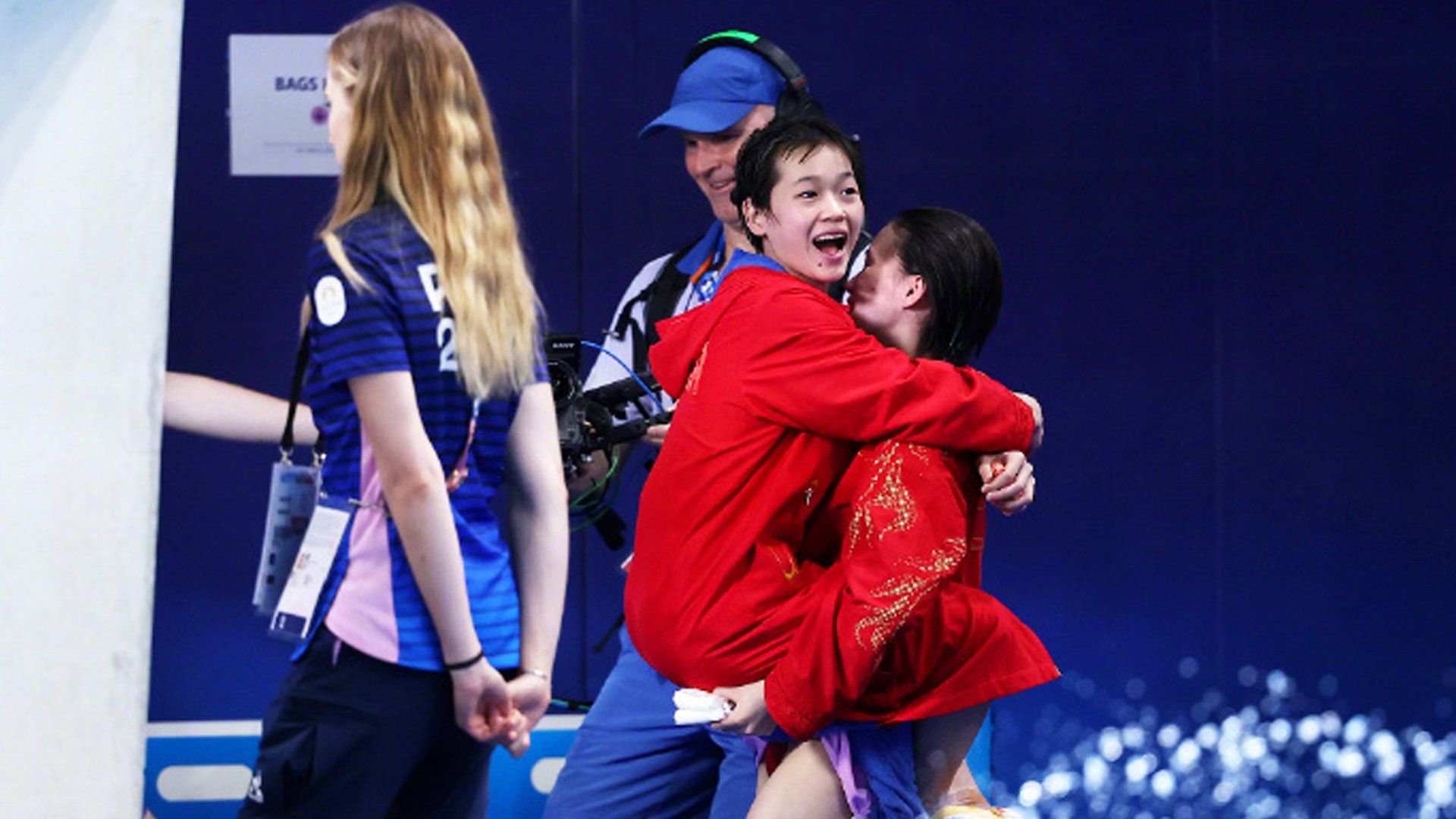 全红婵赛后挂在陈芋汐身上