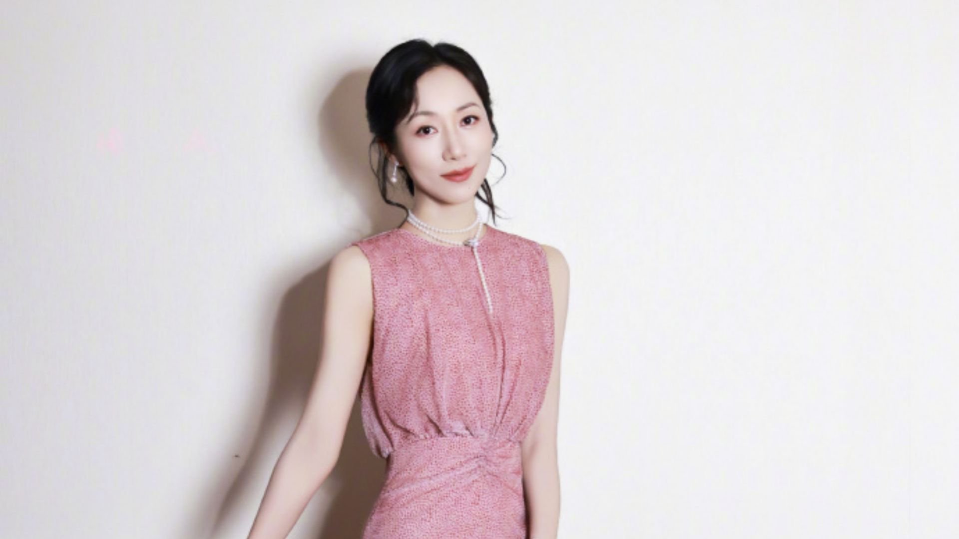 韩雪直播带货颠覆往日“家世不凡”形象，卖12.9元棉拖