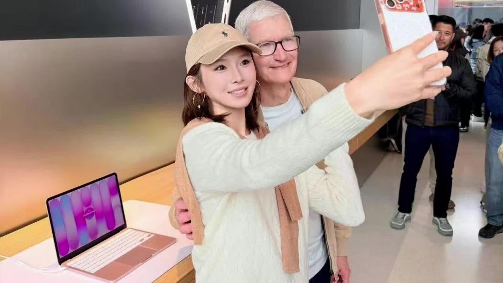 人气太高！吴艳妮与苹果CEO库克合影，全程英语交流气场全开