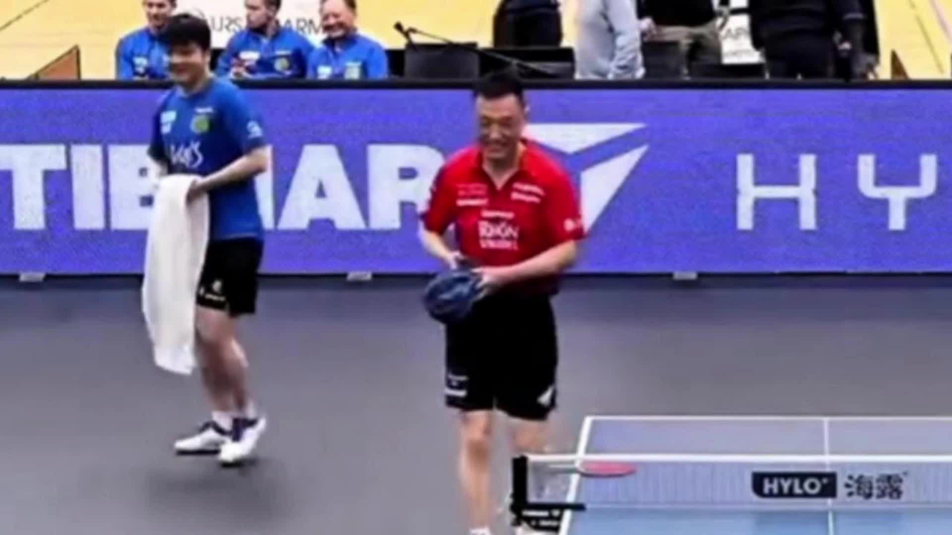 下手太狠！樊振东赛前对52岁前辈说多多指教，随后不留情横扫